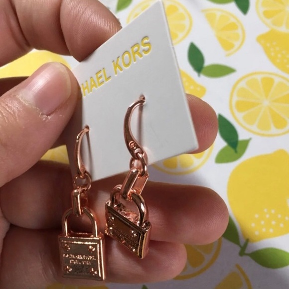 🍉 NWT Michael Kors Rose Gold Lock Earrings - Picture 4 of 9